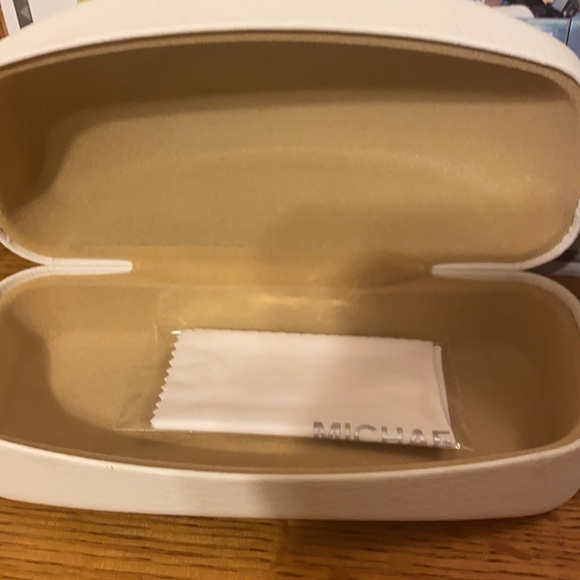 Michael Kors case - Picture 2 of 3